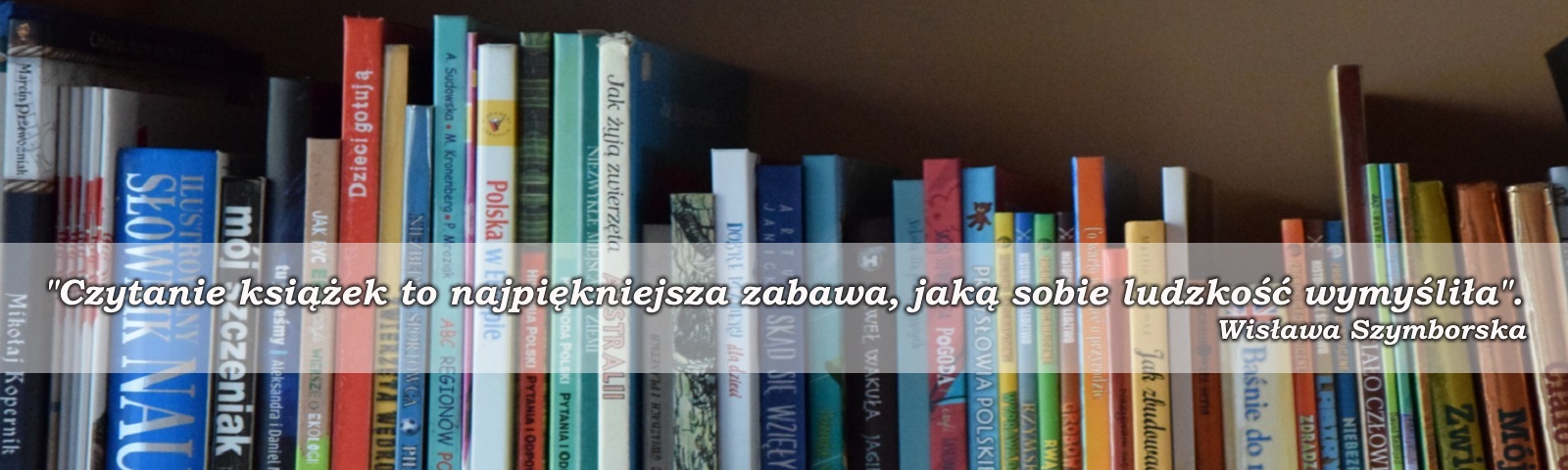 Zdjęcie z książkami ustawionymi na regale. Na zdjęciu cytat Wisławy Szybborskiej: Czytanie książek to najpiękniejsza zabawa, jaką sobie ludzkość wymyśliła